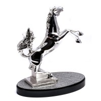 Statua in resina argentata "cavallo rampante coda alta"